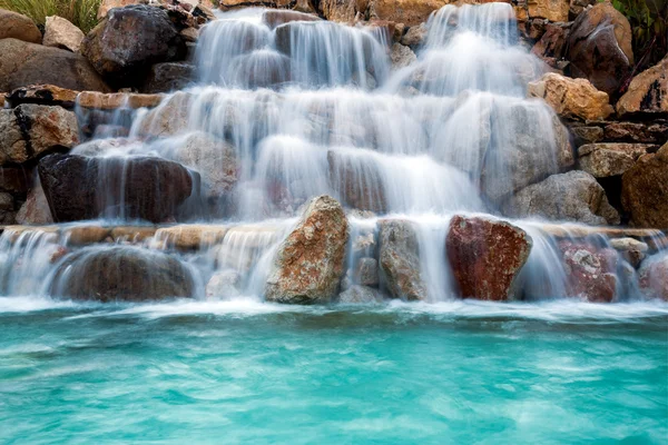 Водопад красивый фон из камня — стоковое фото