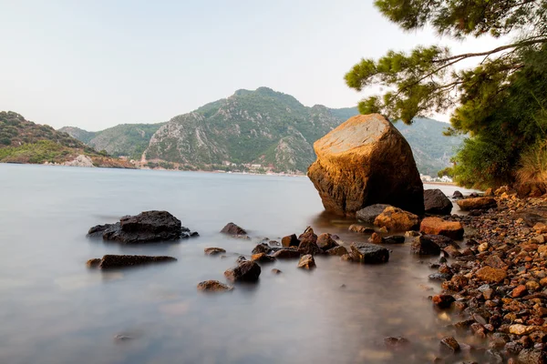 海的山景色的石头 — 图库照片