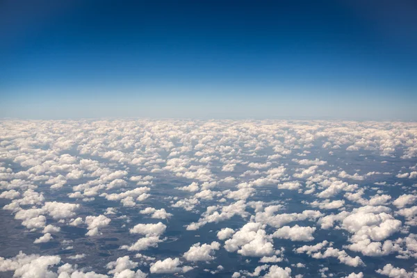 Nuvole bianche sopra il cielo blu — Foto Stock