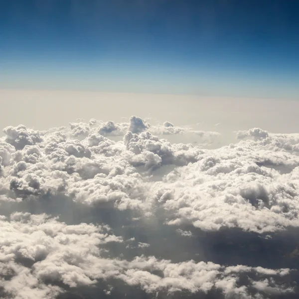 푸른 하늘 위로 구름 — 스톡 사진
