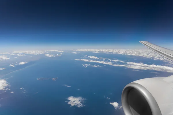 Flugzeug fliegt am Himmel — Stockfoto