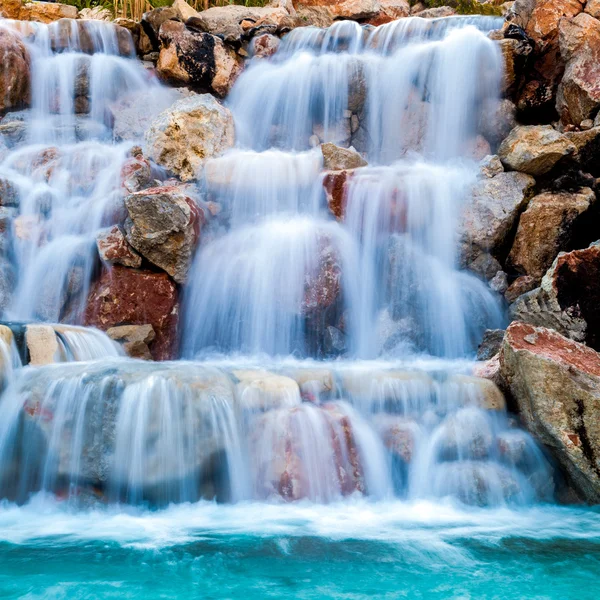 Водопад, камень, вода и мох — стоковое фото