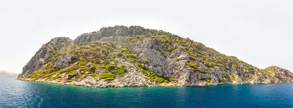 Скалистый остров в море — стоковое фото