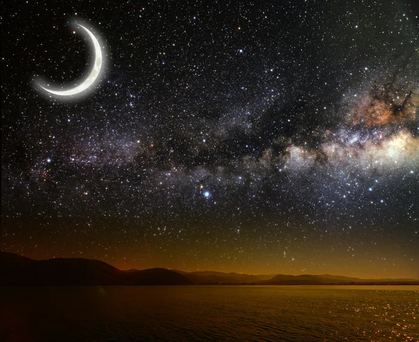 Cielo estrellado de fondo reflejado en el mar — Foto de Stock