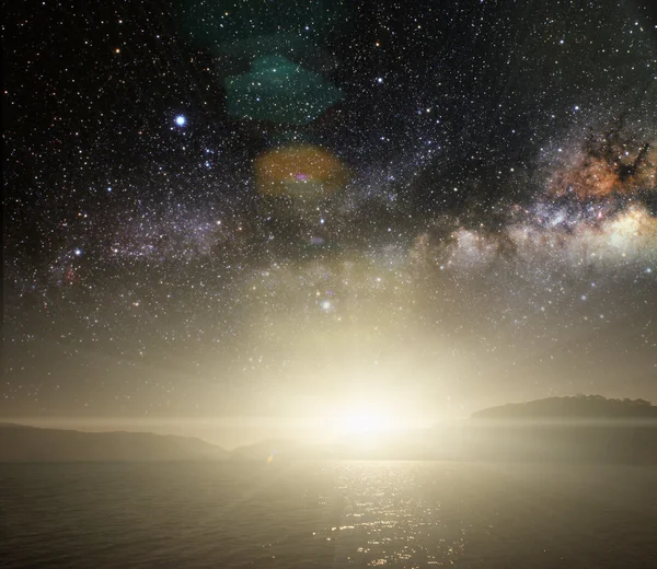Cielo estrellado de fondo reflejado en el mar — Foto de Stock