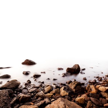 Arka plan yıldızlı gökyüzü denizde yansıyan