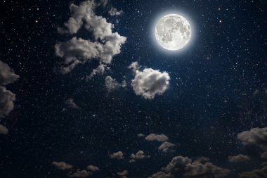 Arkaplan gece gökyüzü yıldızlar, ay ve bulutlarla