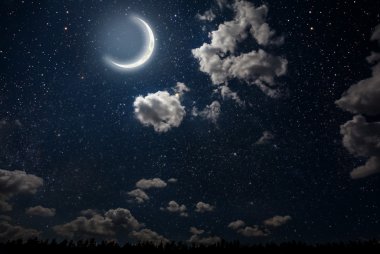 Arka planda bir ay gökyüzünde yansıdı denize