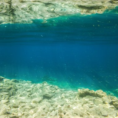 yıldızlı gökyüzü denizde yansıyan