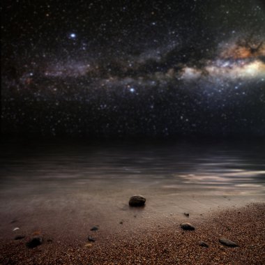 yıldızlı gökyüzü denizde yansıyan