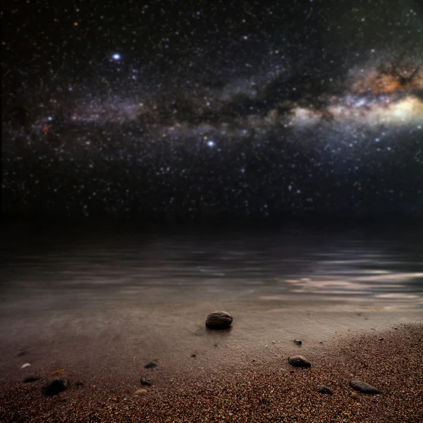 Yıldızlı gökyüzü denizde yansıyan — Stok fotoğraf