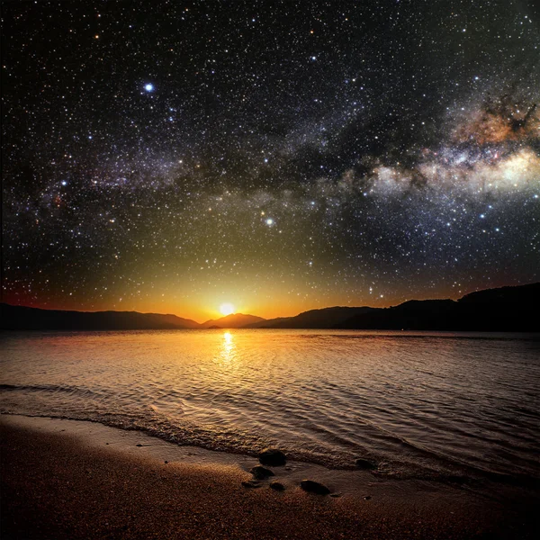 Monat auf einem Sternenhimmel, der sich im Meer spiegelt — Stockfoto