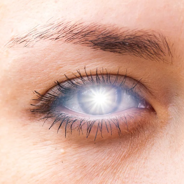 Close-up van oog met schittering van de zon. achtergronden — Stockfoto