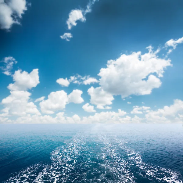 Vista al mar con barcos — Foto de Stock
