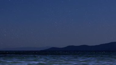 Gece gökyüzünde dağların manzaralı bir yıldız hareketi. - Evet. Yüksek kalite 4k görüntü