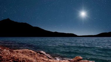 Dağların üzerinde gökyüzünde bir yıldızla Noel panoraması.