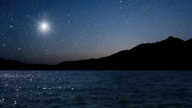 Dağların üzerinde gökyüzünde bir yıldızla Noel panoraması.