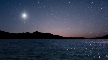 Dağların üzerinde gökyüzünde bir yıldızla Noel panoraması.