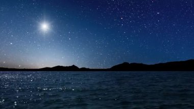 Dağların üzerinde gökyüzünde bir yıldızla Noel panoraması.