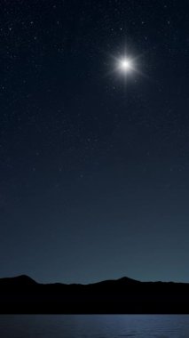 Dağların üzerinde gökyüzünde bir yıldızla Noel panoraması.