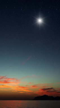 Dağların üzerinde gökyüzünde bir yıldızla Noel panoraması.