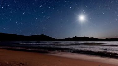 Dağların üzerinde gökyüzünde bir yıldızla Noel panoraması.