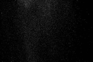 Siyah arkaplana düşen beyaz kar