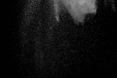 Siyah arkaplana düşen beyaz kar