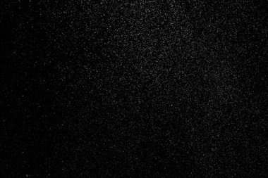 Siyah arkaplana düşen beyaz kar