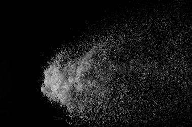 Siyah arkaplana düşen beyaz kar