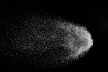 Siyah arkaplana düşen beyaz kar