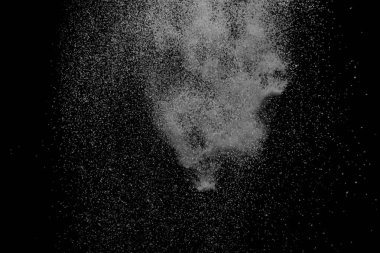 Siyah arkaplana düşen beyaz kar