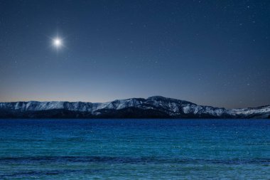 Noel yıldızı Beytüllahim dağlarının üzerinde gece parlıyor..