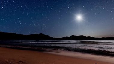 Gökyüzünde bir yıldızla gece Noel panoraması. Yüksek kalite 4k görüntü