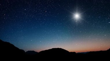 Gökyüzünde bir yıldızla gece Noel panoraması. Yüksek kalite 4k görüntü