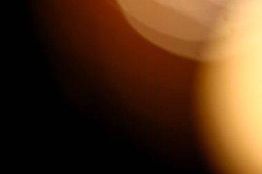 Şeffaf arkaplanda güneş ışığı parlamaları ve bokeh örtüsü