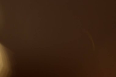 Şeffaf arkaplanda güneş ışığı parlamaları ve bokeh örtüsü