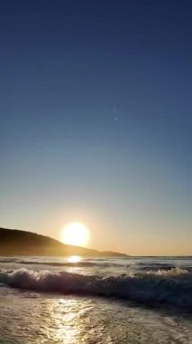 çizikler ve parçacıklarla kaplanmış koyu grunge toz dokusu