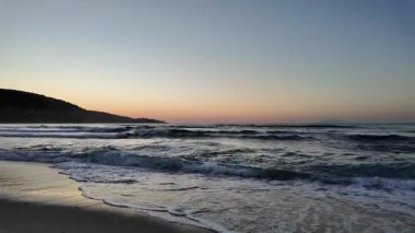 çizikler ve parçacıklarla kaplanmış koyu grunge toz dokusu