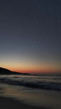 çizikler ve parçacıklarla kaplanmış koyu grunge toz dokusu