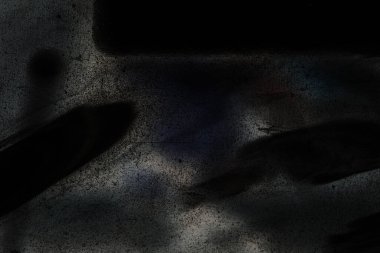 Koyu grunge toz dokusu çizikler ve parçacıklarla örtüşür