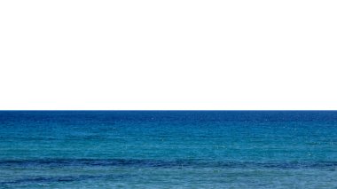 Turkuaz denizin güzel manzarası dağların arka planına karşı