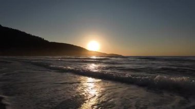 Gökyüzünün arka planında Paskalya haçı