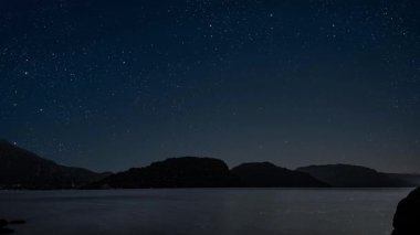 Avusturya 'daki Alpler' deki dağlar şeffaf bir arkaplanda