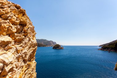 Arka plan bulanık deniz üzerinde taşlar