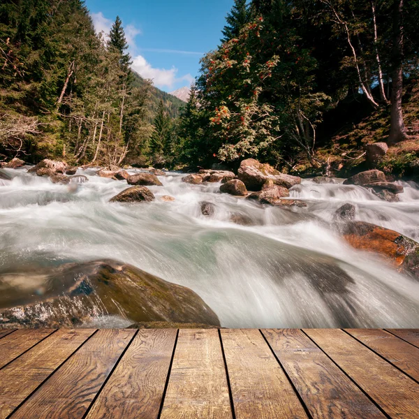 Cascade dans les montagnes — Photo