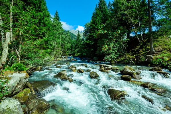 Vodopád v horách v národním parku Vysoké Taury v Rakousku. — Stock fotografie