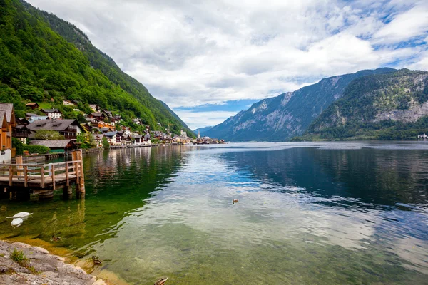 Montagne nel villaggio Hallstatt — Foto Stock