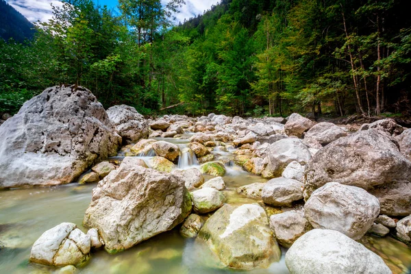 Cachoeira nas montanhas no parque nacional Hohe Tauern em A — Fotografia de Stock