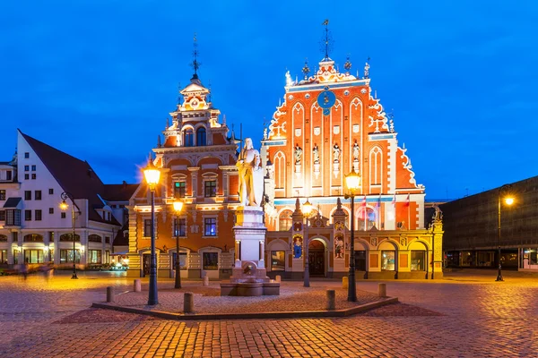 晚上里加，拉脱维亚的旧市政厅广场的风景 — 图库照片
